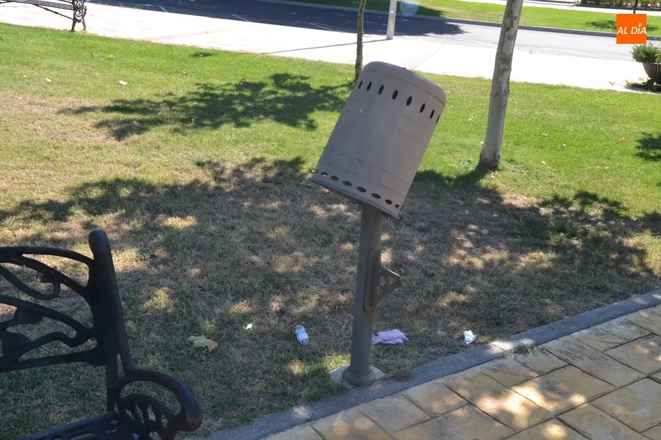 1Foto: Doblete de papeleras destrozadas  