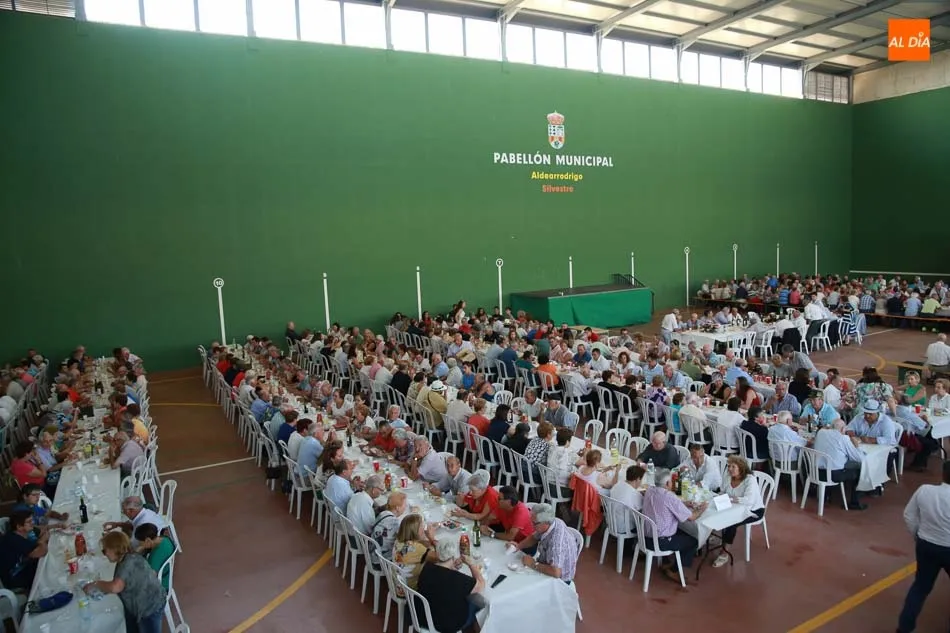 Foto 3 - Emocionante homenaje al popular empresario Silvestre S&aacute;nchez Sierra en su pueblo natal