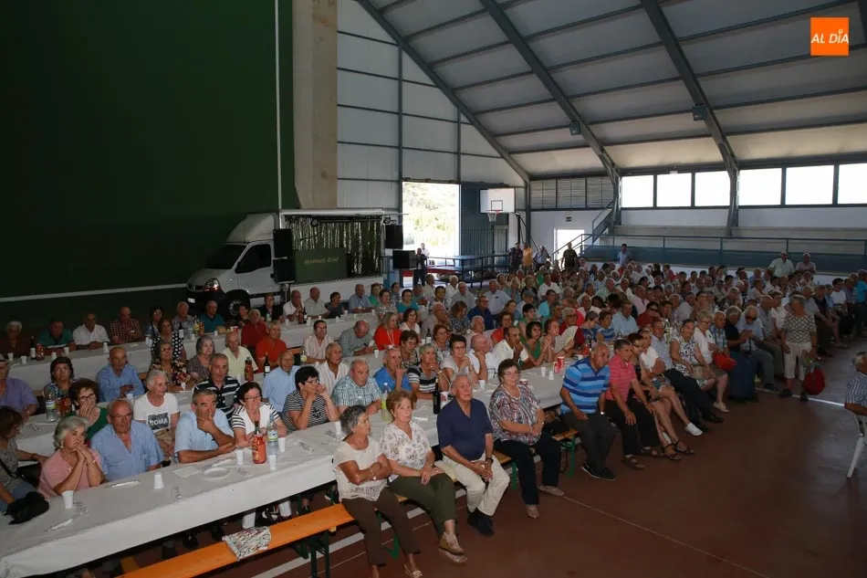 Foto 2 - Emocionante homenaje al popular empresario Silvestre S&aacute;nchez Sierra en su pueblo natal