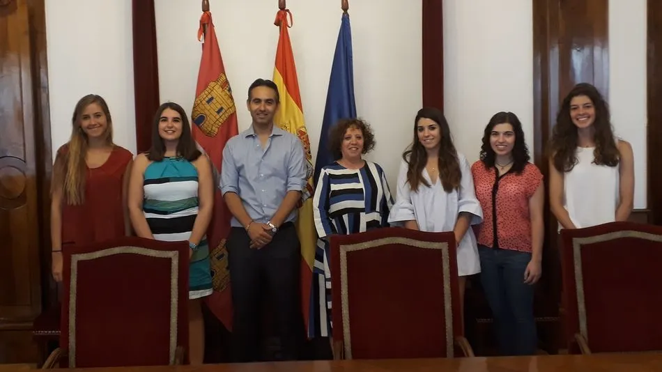 Encarnación Pérez junto a alumnas que comienzan sus prácticas correspondientes al primer cuatrimestre.