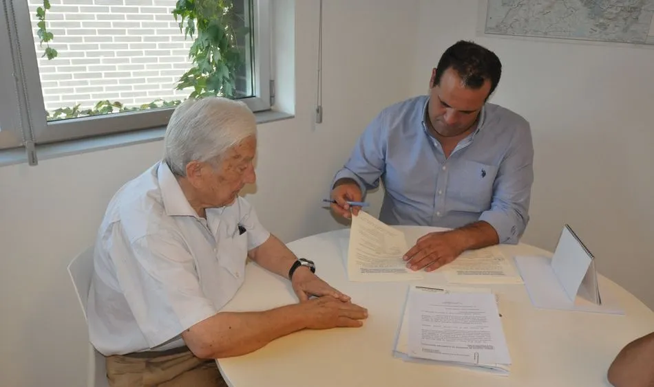 David Mingo durante la firma del convenio con Productos Vega SA.