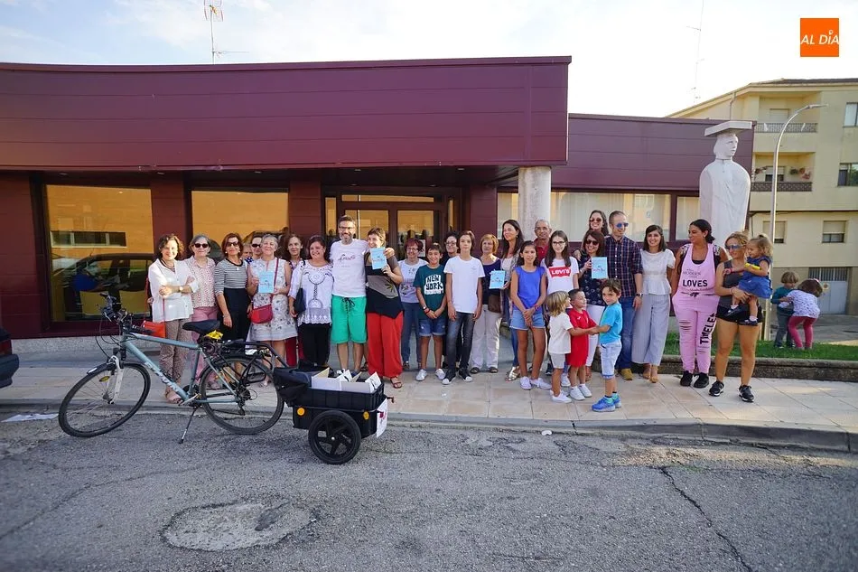 Saúl Martín llegó en bicicleta para entregar un lote de su libro Ciclogénesis explosiva