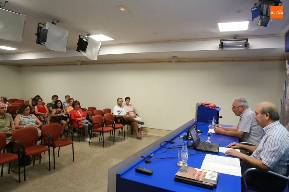 Foto 3 - Luis Fiz gu&iacute;a un paseo musical por la filatelia espa&ntilde;ola en la Sala de la Palabra  