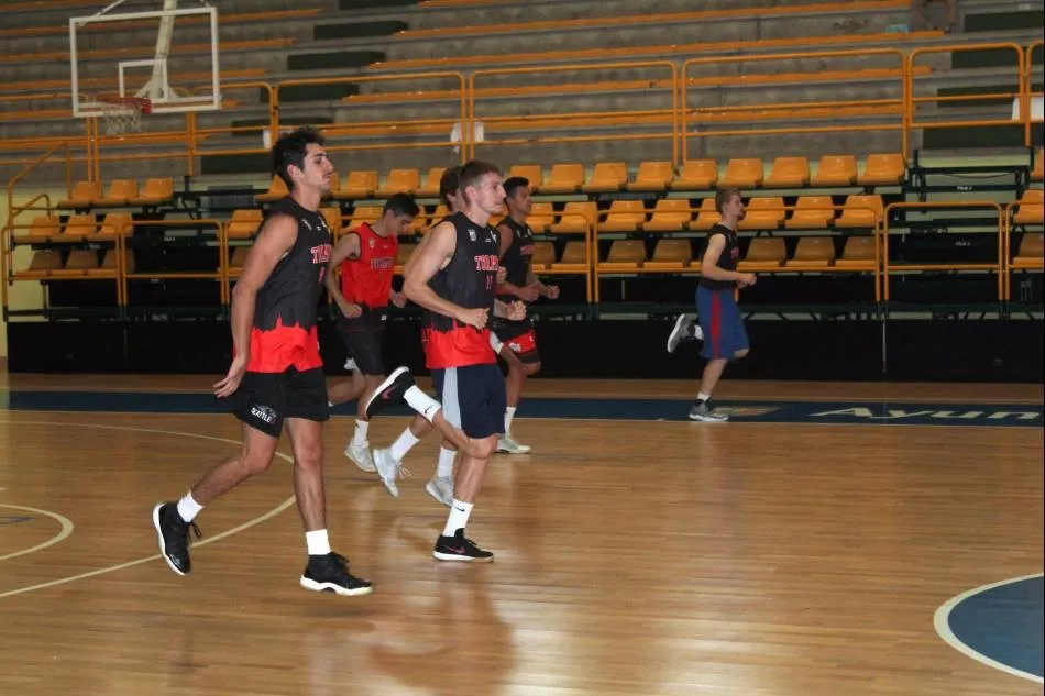 Jugadores del CB Tormes realizan una sesión de entrenamiento / Foto: Archivo.