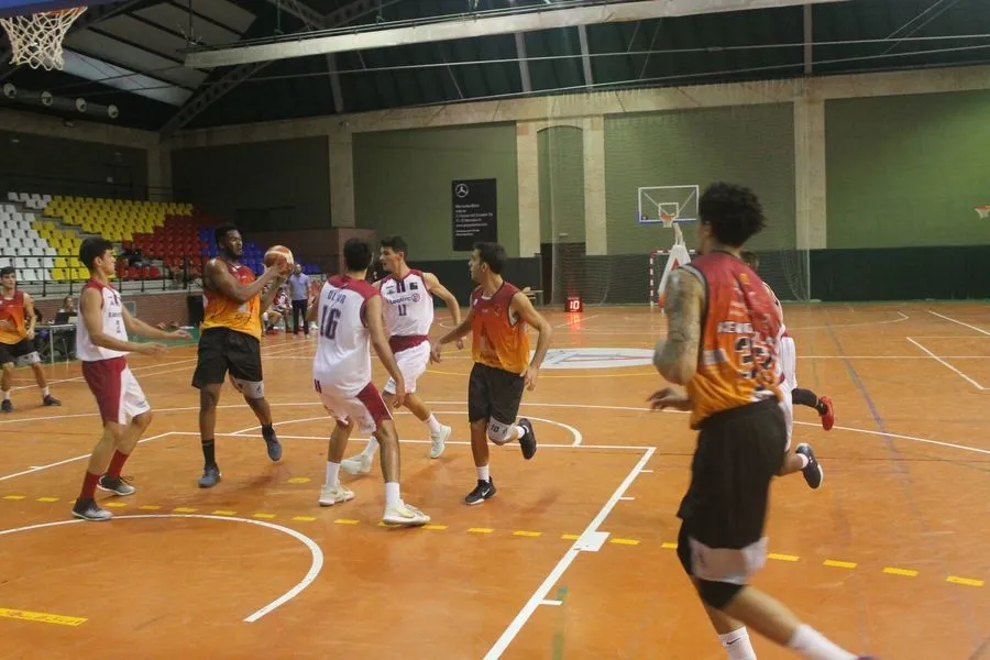 Foto 2 - El Aquimisa Carbajosa debuta con triunfo en la Copa EBA (79-73)  
