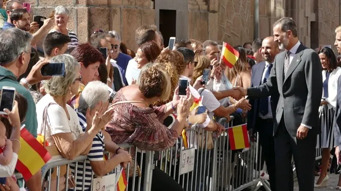 Felipe VI saluda a los vecinos de Ávila. FOTO: avilared.com