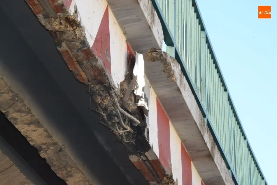 Foto 7 - Un cami&oacute;n cargado con una excavadora impacta contra la parte superior del paso de la v&iacute;a del tren ...
