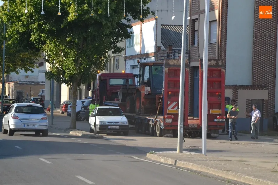 Foto 5 - Un cami&oacute;n cargado con una excavadora impacta contra la parte superior del paso de la v&iacute;a del tren ...