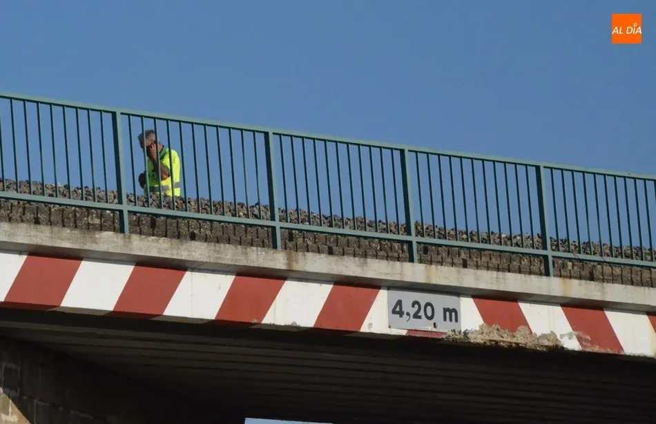 Foto 4 - Un cami&oacute;n cargado con una excavadora impacta contra la parte superior del paso de la v&iacute;a del tren ...