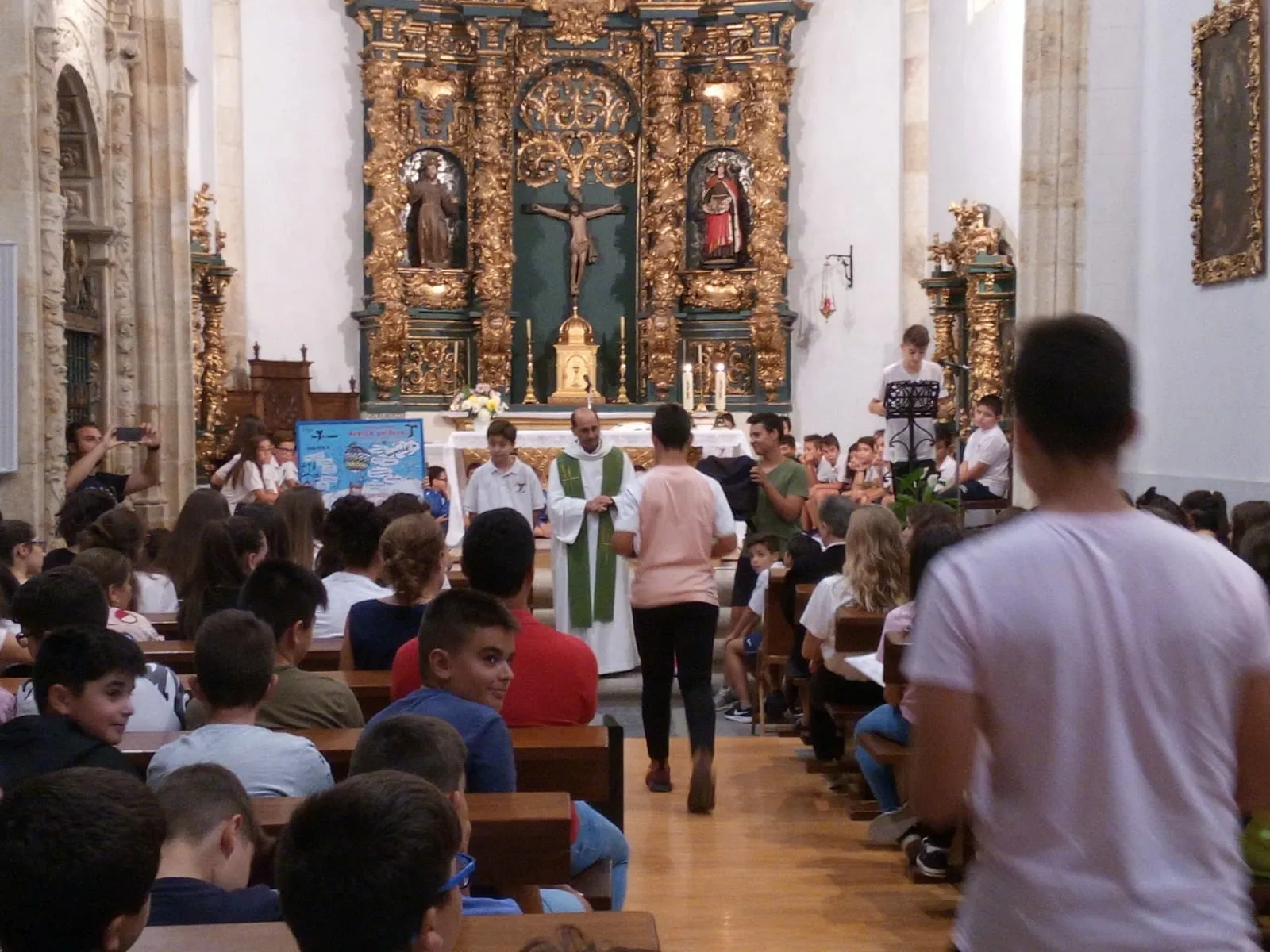 Foto 8 - El Colegio Santa Isabel celebra una eucarist&iacute;a por el comienzo del curso