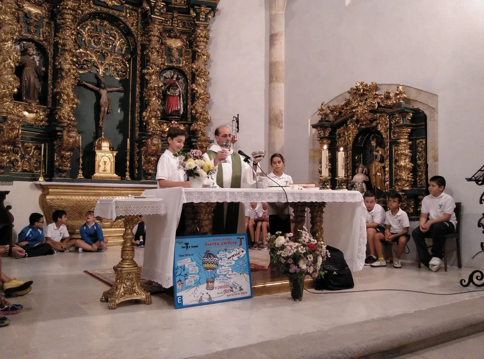 Foto 2 - El Colegio Santa Isabel celebra una eucarist&iacute;a por el comienzo del curso
