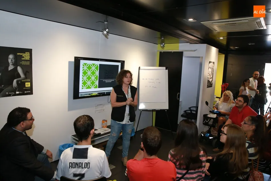 Foto 4 - El roadshow de Fundaci&oacute;n ONCE acerca a los j&oacute;venes con discapacidad al empleo  