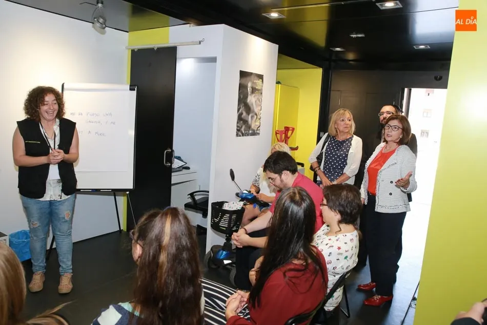 Foto 3 - El roadshow de Fundaci&oacute;n ONCE acerca a los j&oacute;venes con discapacidad al empleo  