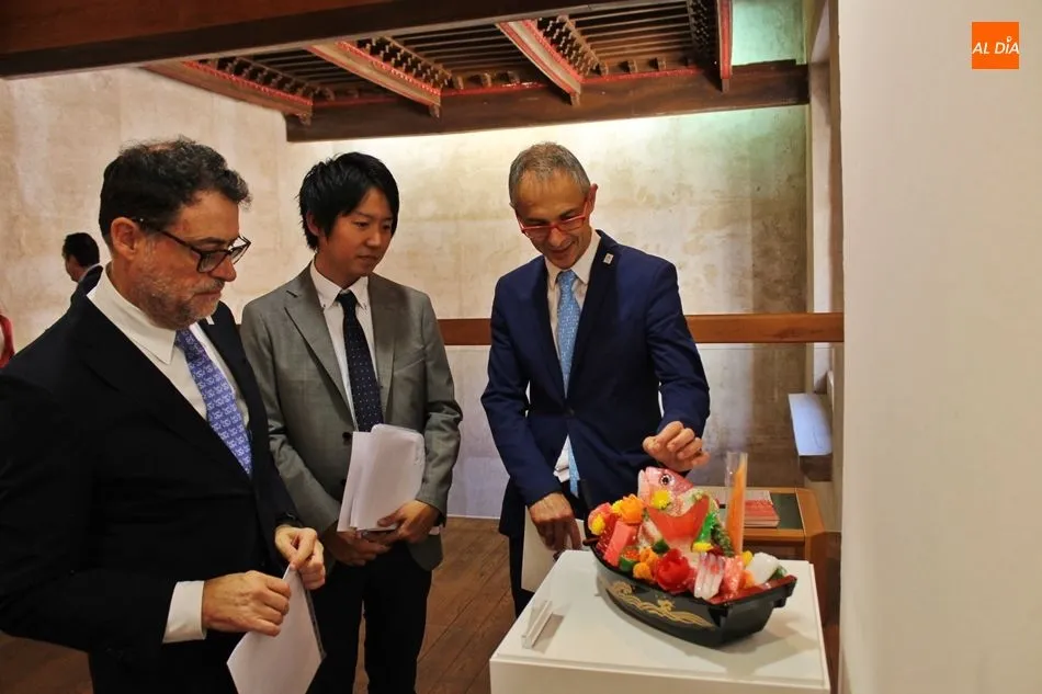 De izq. a dcha., José Abel Flores, Kei Matsishima y Ricardo Rivero, en la inauguración de la muestra en el Centro Cultural Hispano Japonés