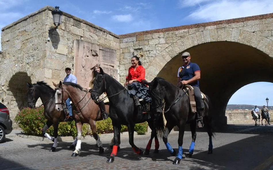 Jinetes atravesando la Puerta de Amayuelas en una de las actividades desarrolladas el año pasado
