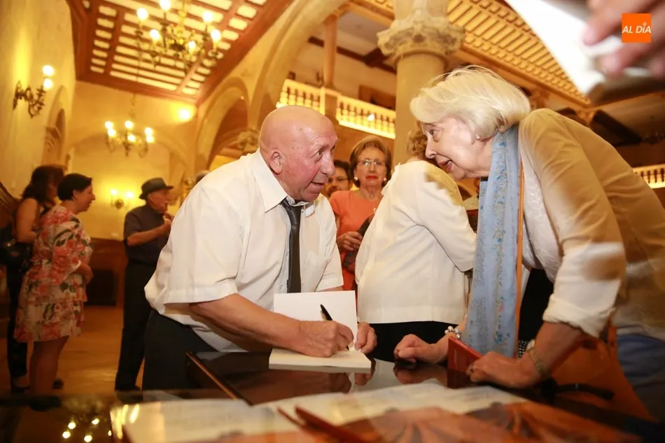 Foto 7 - Juli&aacute;n Mart&iacute;n pone de largo Cultivando Sonetos en el Casino de la mano de la Asociaci&oacute;n...