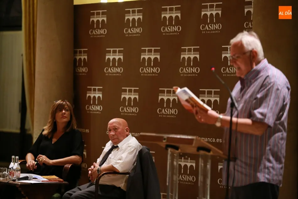 Foto 3 - Juli&aacute;n Mart&iacute;n pone de largo Cultivando Sonetos en el Casino de la mano de la Asociaci&oacute;n...