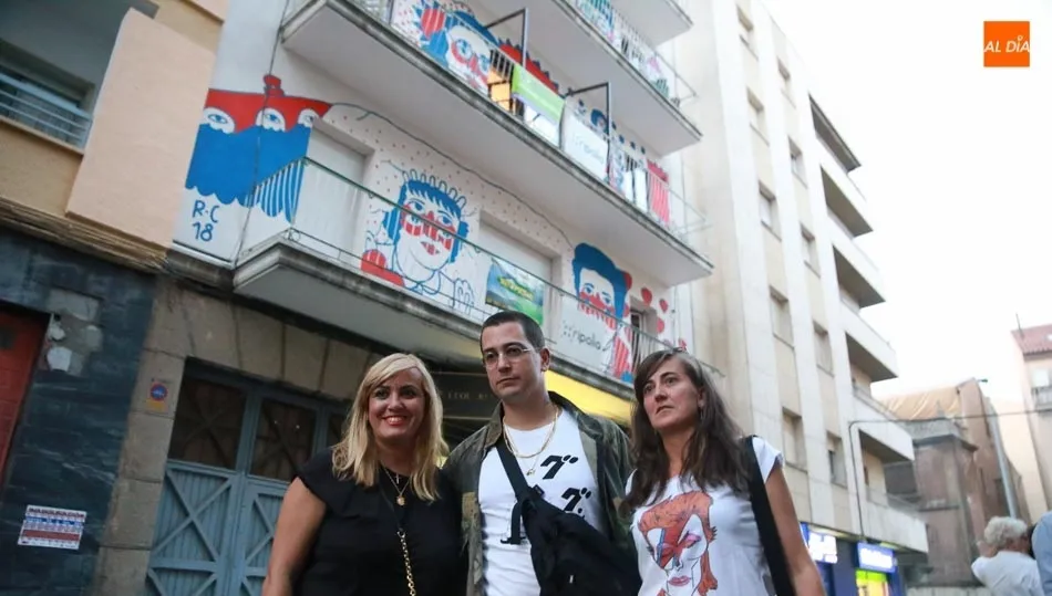 Inauguración de la intervención artística en un edificio de la calle Joaquín Costa