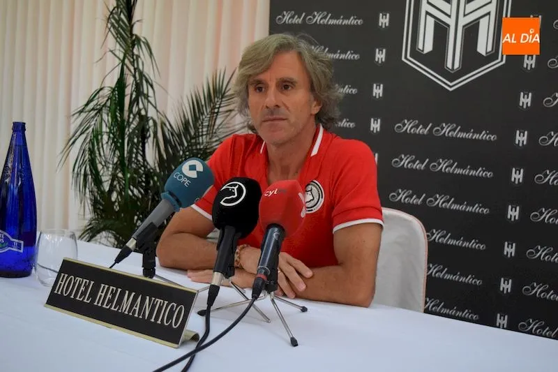 Roberto Aguirre durante la rueda de prensa