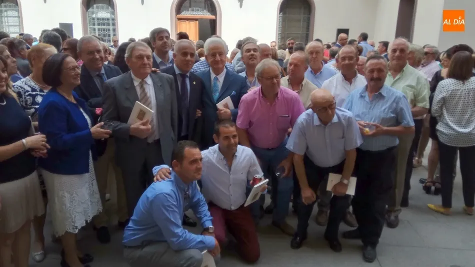 Grupo de alcaldes de la comarca de Vitigudino con El Viti y la procuradora Lourdes Villoria