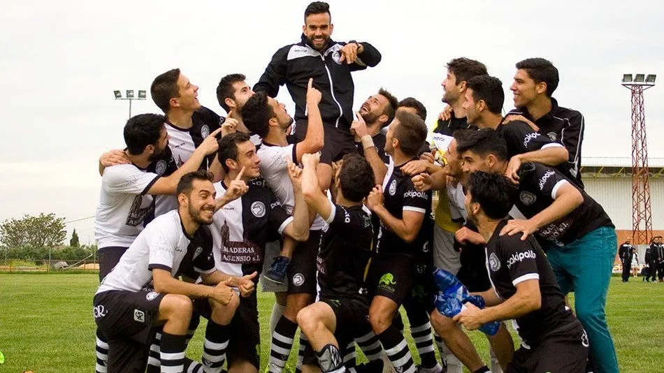 Imagen del club para promocionar la incorporación de Antonio Paz (arriba).