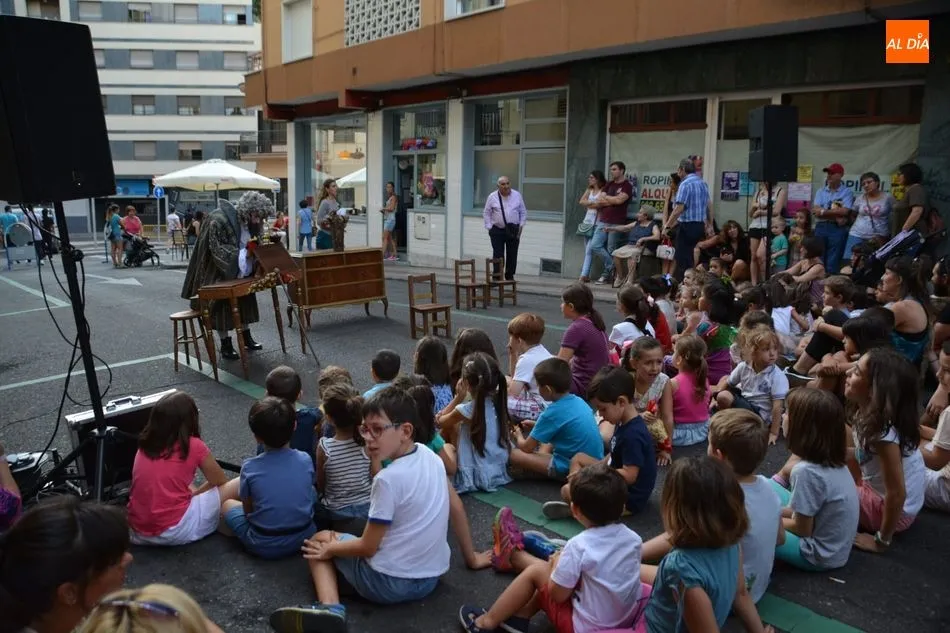 Foto 6 - Juegos en la calle y actuaci&oacute;n de Kamar&uacute; Teatro dentro de la September Fest