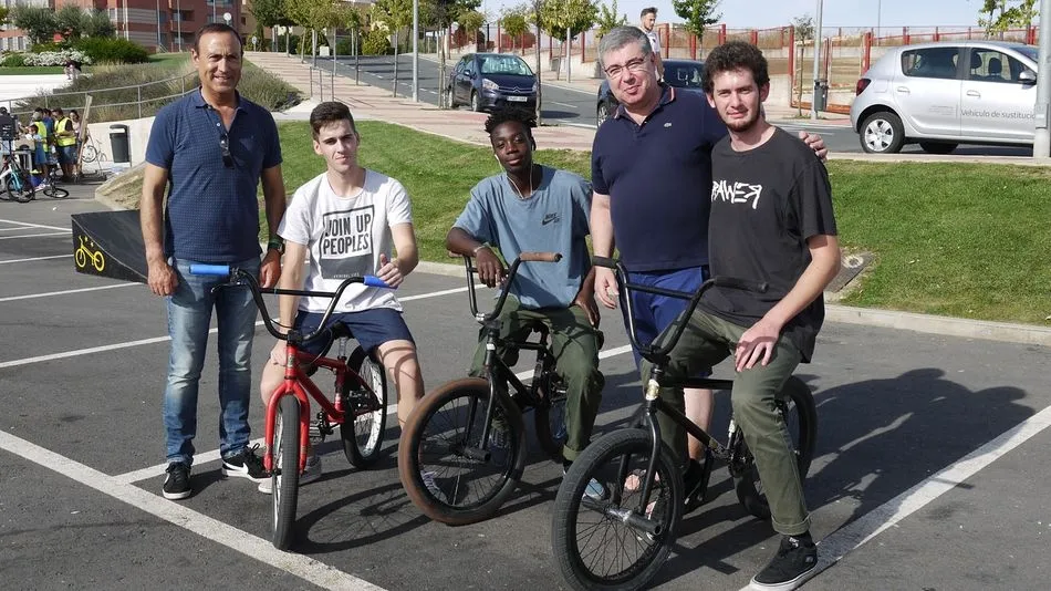 La ‘Quedada sobre ruedas’ reúne y divierte a niños y mayores