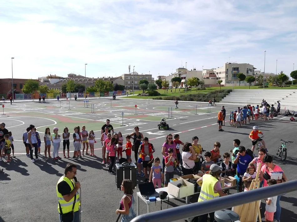 Foto 2 - La &lsquo;Quedada sobre ruedas&rsquo; re&uacute;ne y divierte a ni&ntilde;os y mayores