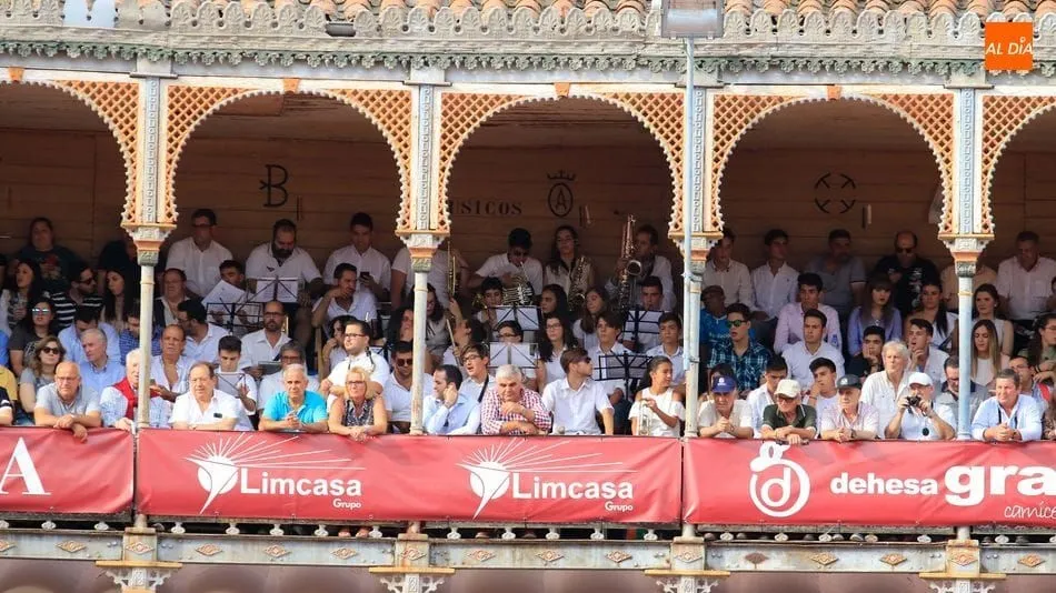 Un instante de la corrida con la banda esperando a entonar una pieza.