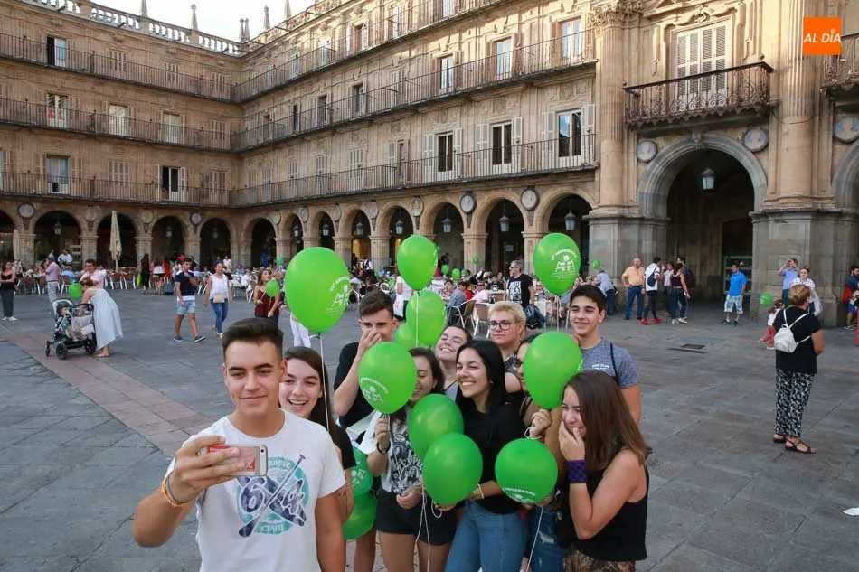 Foto 8 - La Plaza Mayor acoge una espectacular suelta de globos a cargo de AFA Salamanca