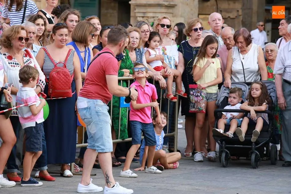 Foto 3 - La Plaza Mayor acoge una espectacular suelta de globos a cargo de AFA Salamanca