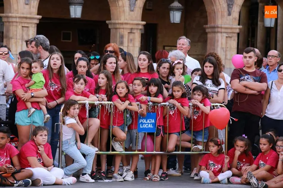 Foto 2 - La Plaza Mayor acoge una espectacular suelta de globos a cargo de AFA Salamanca