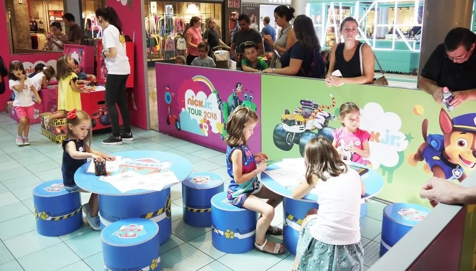 Numerosos niños disfrutan de la actividad.