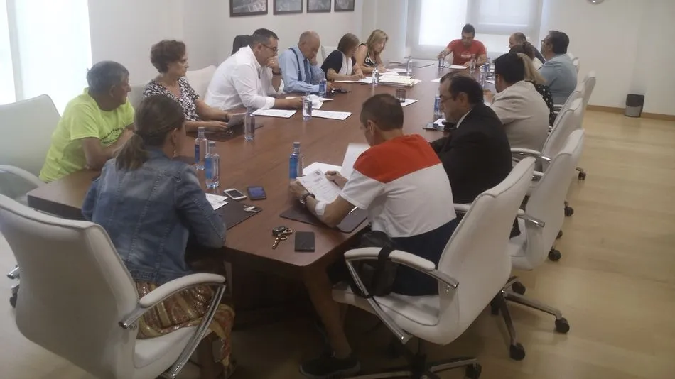 Un instante del pleno celebrado en el Ayuntamiento de Villares.