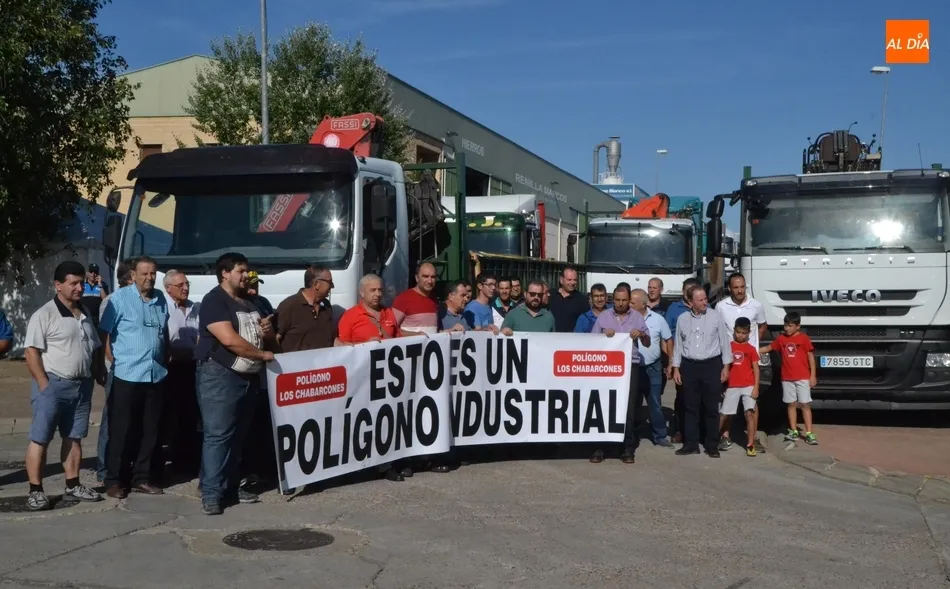 Los industriales de Los Chabarcones sorprenden con una protesta motorizada contra el mercadillo  