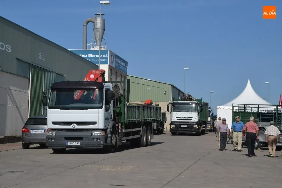 Foto 5 - Los industriales de Los Chabarcones sorprenden con una protesta motorizada contra el mercadillo  