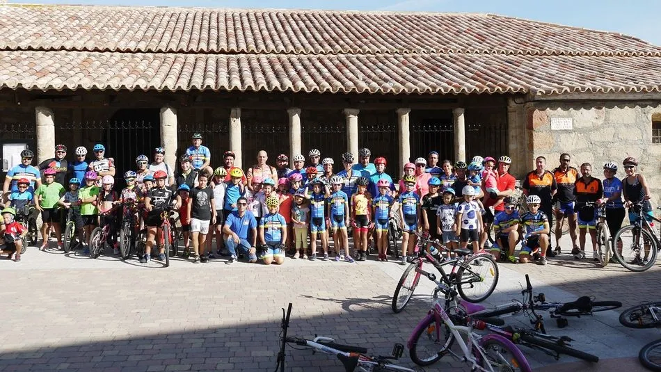 Animada ruta en bici por la Vía Verde para celebrar el Día sin Coches