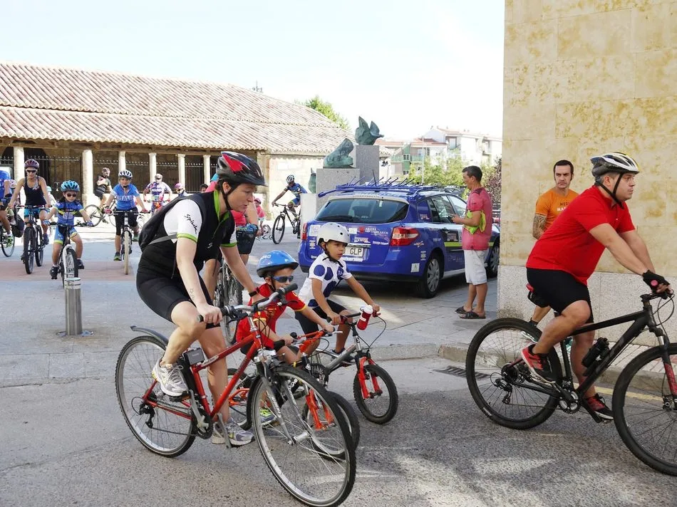 Foto 4 - Animada ruta en bici por la V&iacute;a Verde para celebrar el D&iacute;a sin Coches