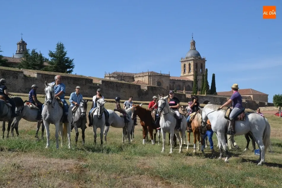 Éxito de participación en el estreno de la ‘Ruta de Wellington y los Lanceros de Julián...