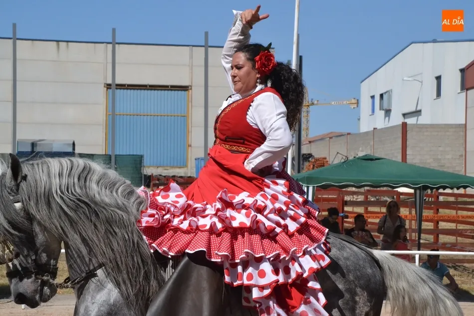 La Faraona conquista al público mirobrigense con sus bailes encima del caballo  