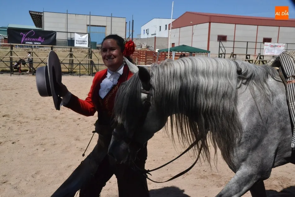 Foto 11 - La Faraona conquista al p&uacute;blico mirobrigense con sus bailes encima del caballo  