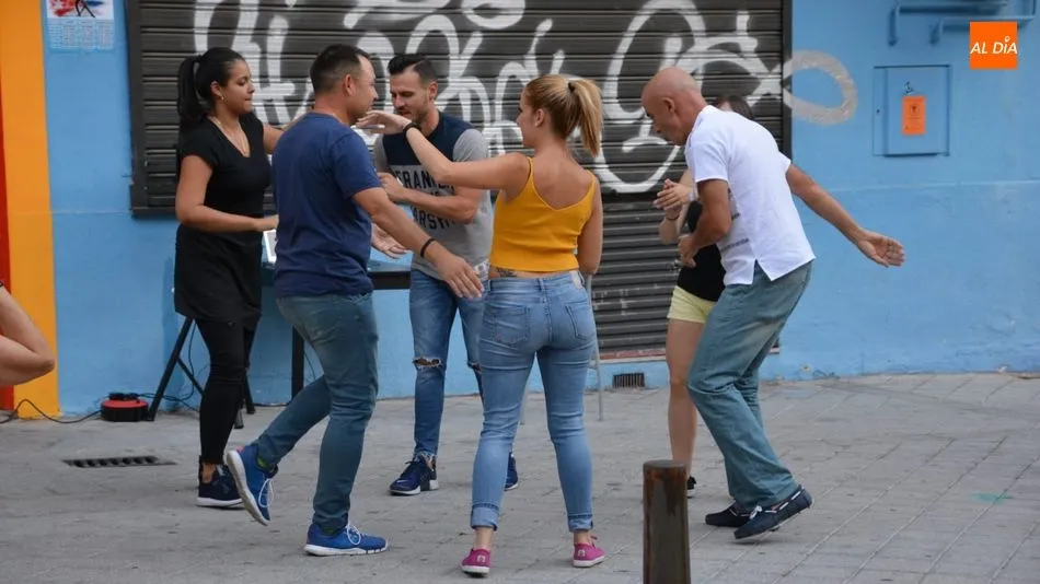 La fiesta tropical ha incluido talleres de baile. Foto: Lydia González