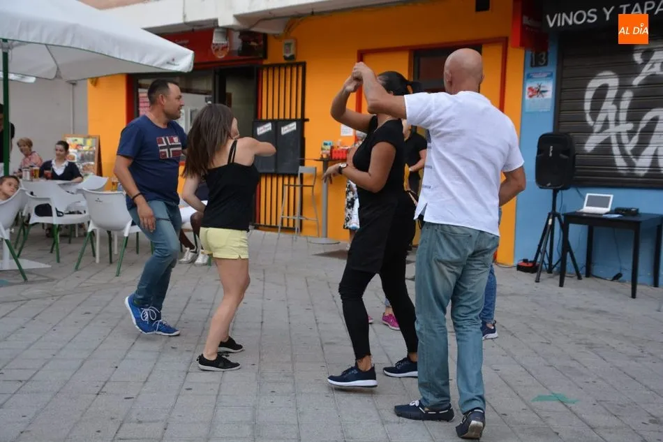 Foto 6 - Talleres, baile y m&uacute;sica animan las calles del Barrio del Oeste&nbsp;