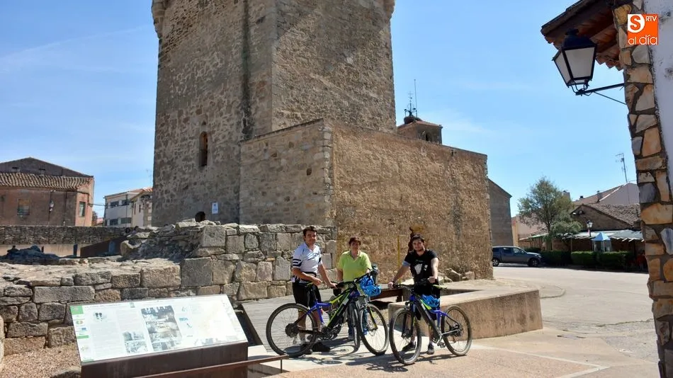 Un pequeño grupo preparado para hacer una ruta en bicicletas eléctricas en Sobradillo / E. Corredera