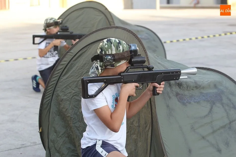 Foto 9 - La Plaza Mayor acoge el divertido &lsquo;l&aacute;ser combat&rsquo; de Guijuelo Joven