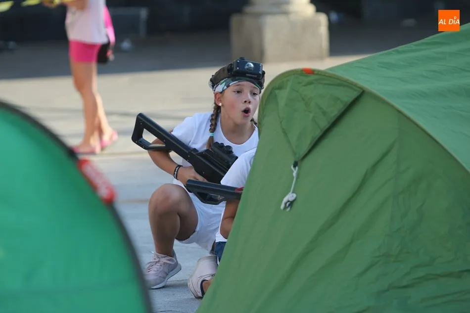 Foto 8 - La Plaza Mayor acoge el divertido &lsquo;l&aacute;ser combat&rsquo; de Guijuelo Joven