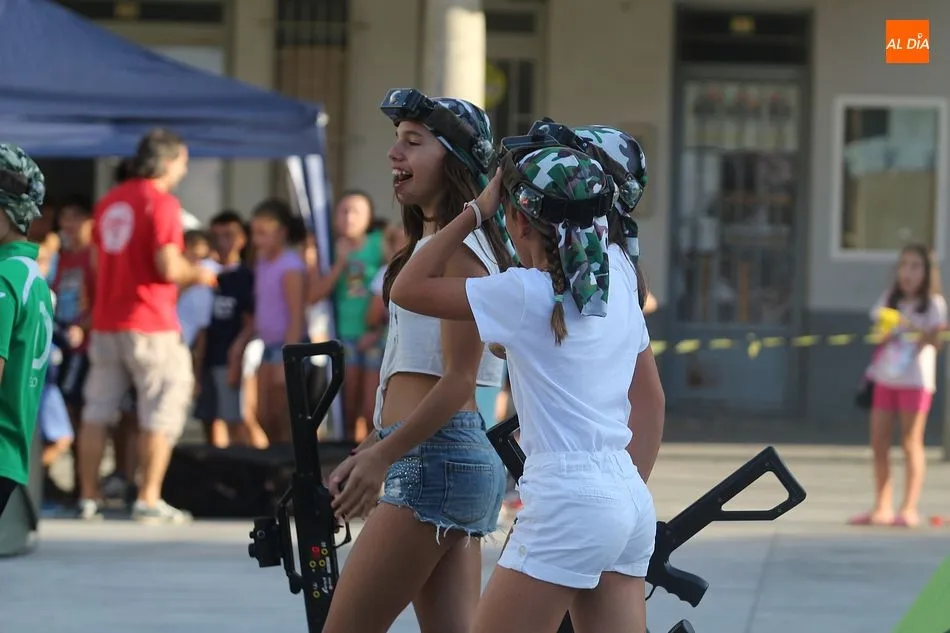 Foto 6 - La Plaza Mayor acoge el divertido &lsquo;l&aacute;ser combat&rsquo; de Guijuelo Joven