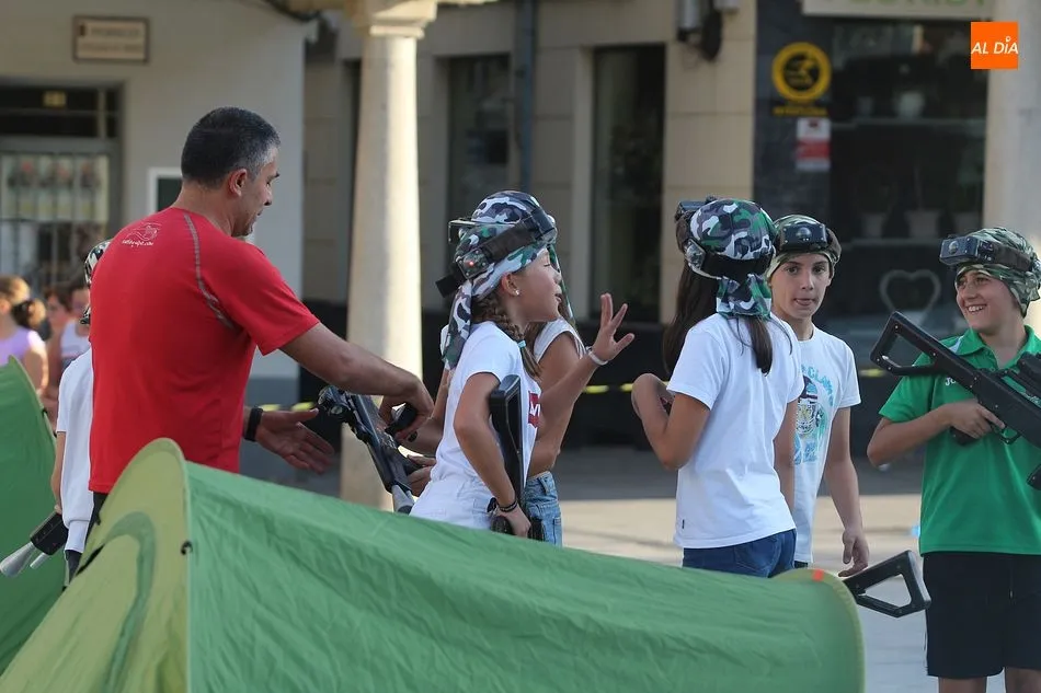 Foto 5 - La Plaza Mayor acoge el divertido &lsquo;l&aacute;ser combat&rsquo; de Guijuelo Joven