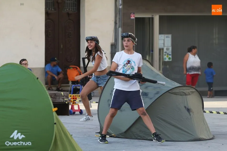 Foto 4 - La Plaza Mayor acoge el divertido &lsquo;l&aacute;ser combat&rsquo; de Guijuelo Joven