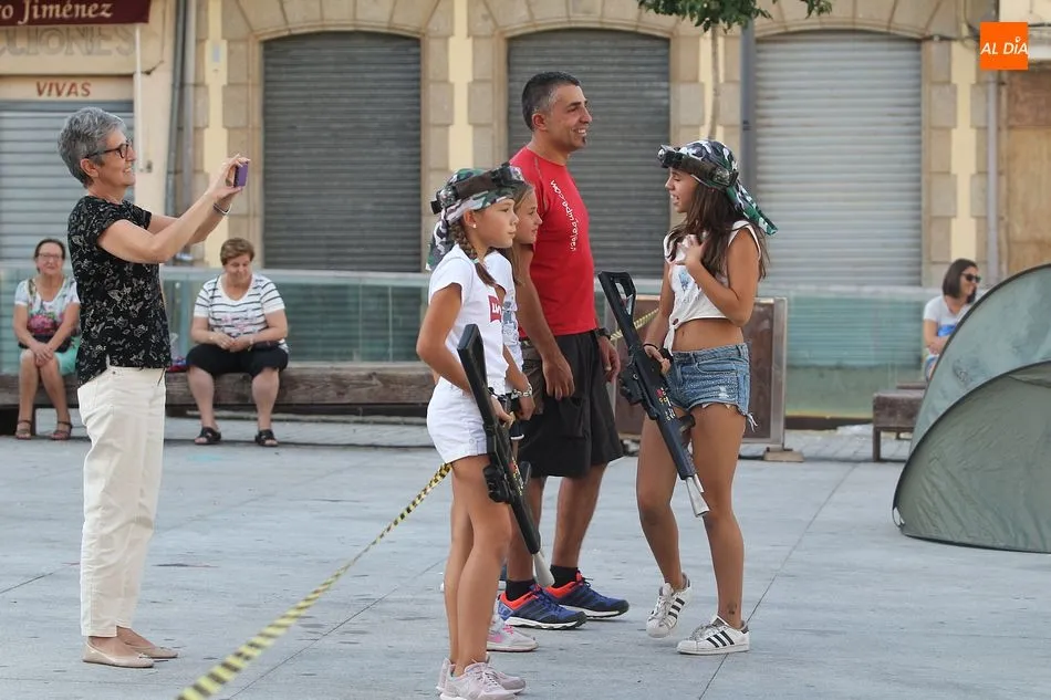 Foto 3 - La Plaza Mayor acoge el divertido &lsquo;l&aacute;ser combat&rsquo; de Guijuelo Joven